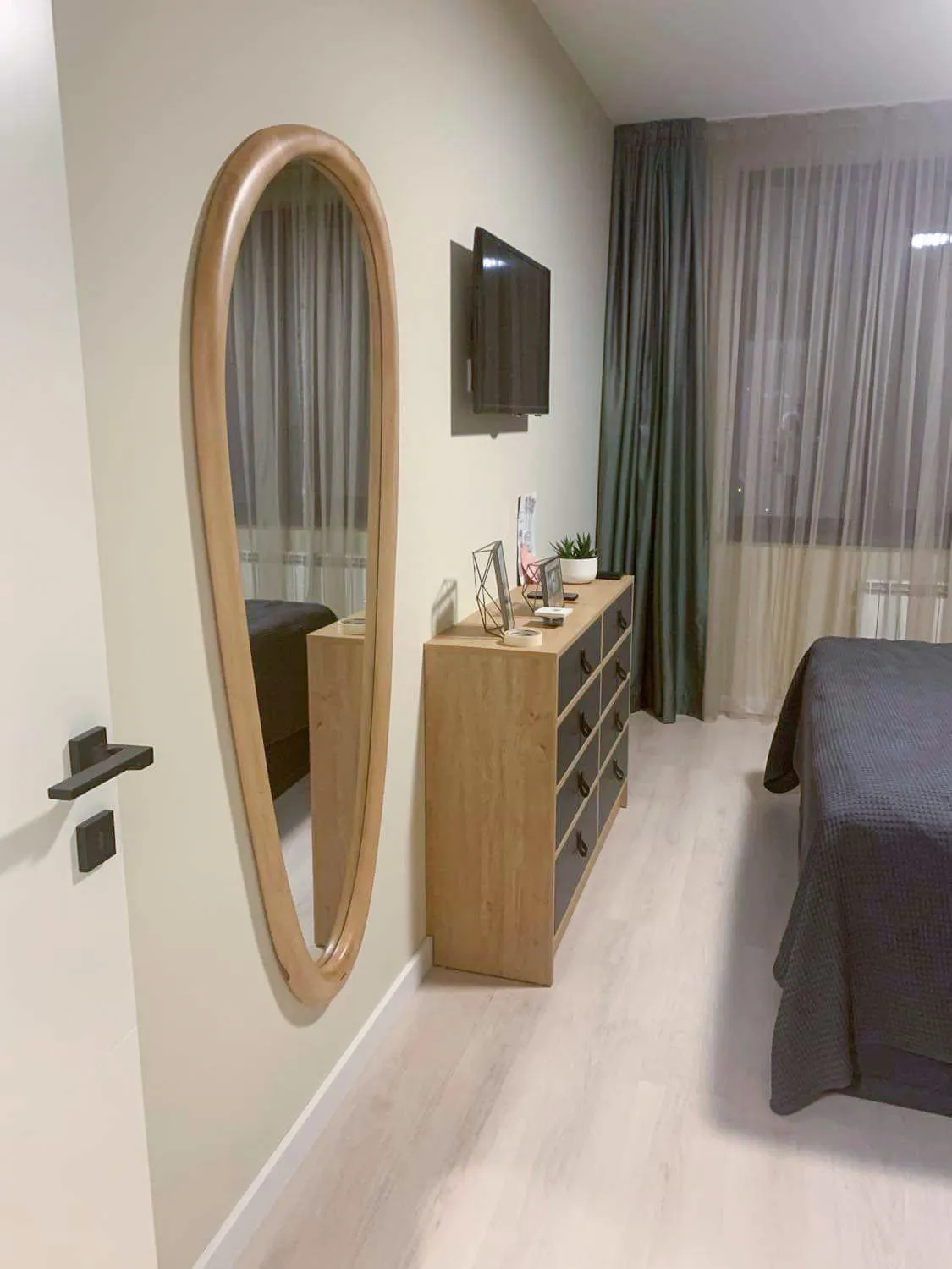 AMEBA asymmetric wall mirror