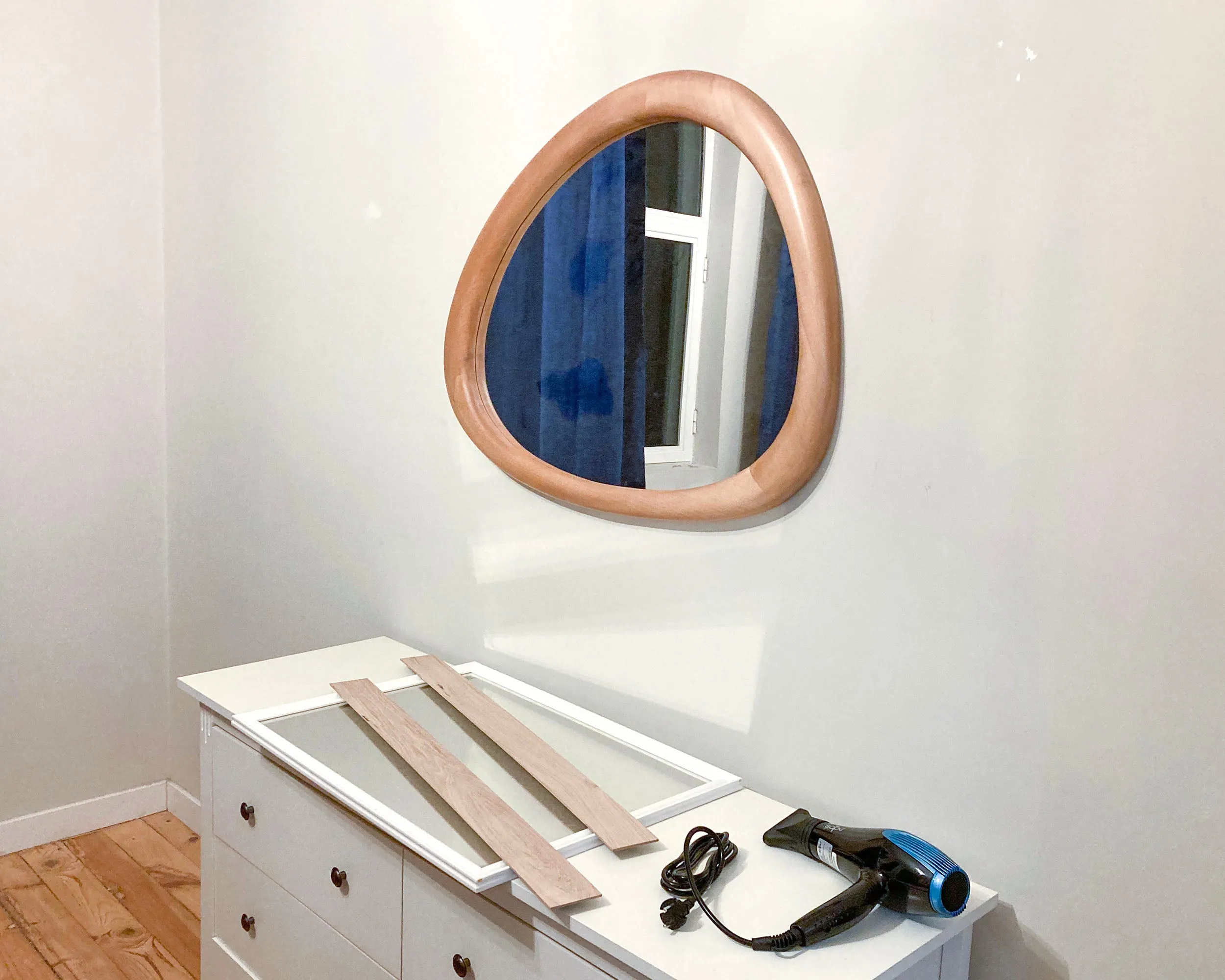 AMEBA asymmetric wall mirror