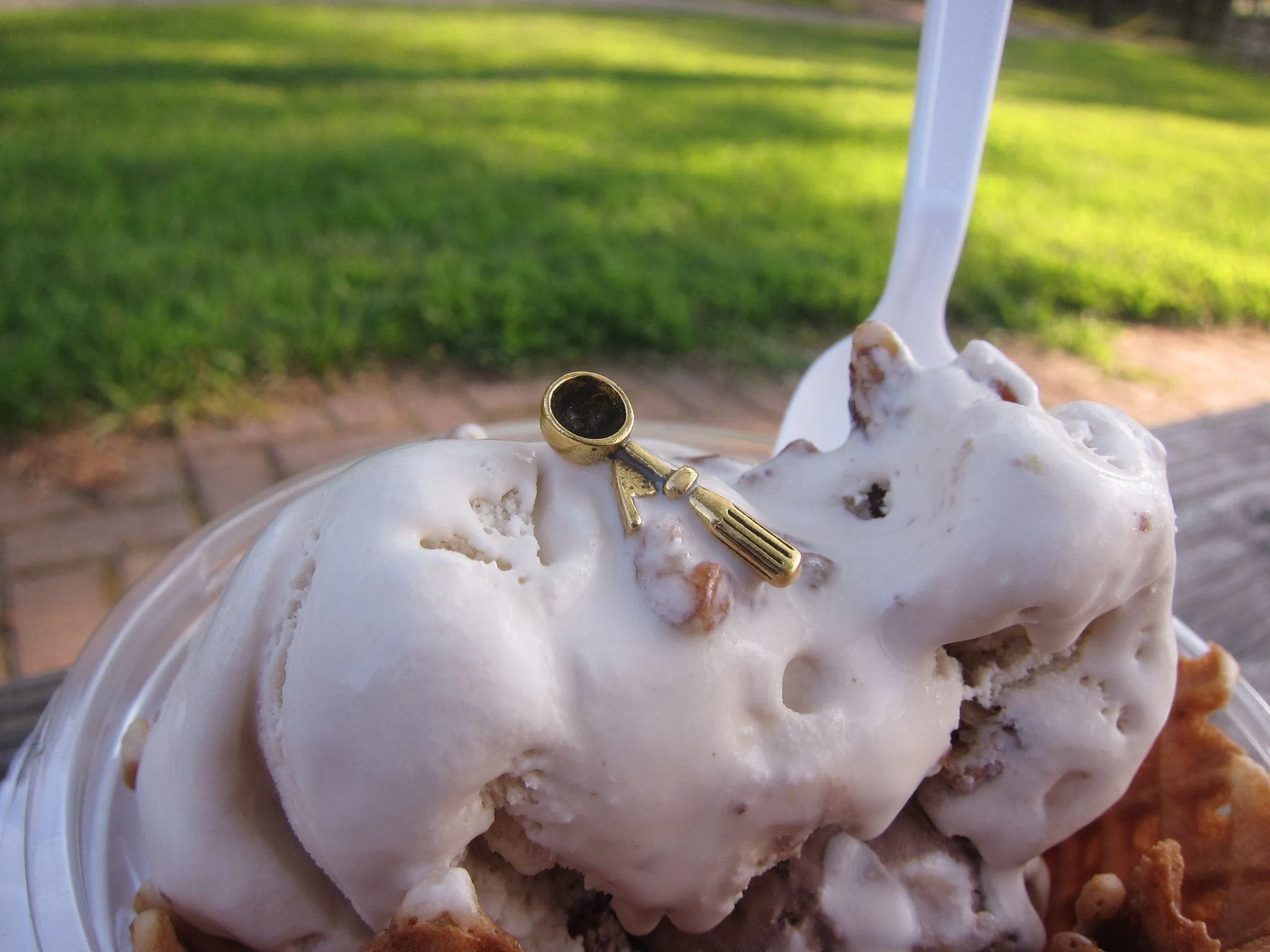 Ice Cream Scoop Gold Lapel Pin