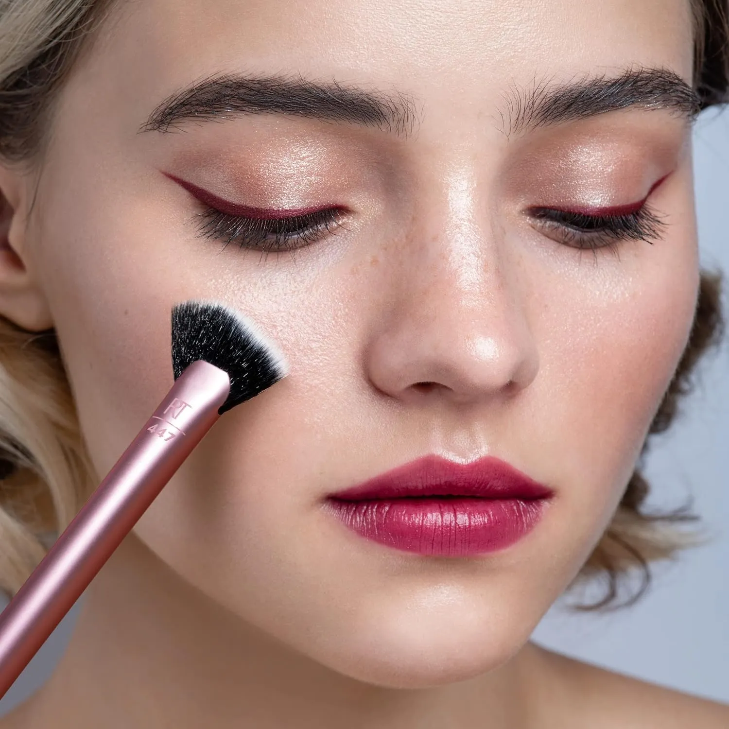 Real Techniques Sheer Radiance Fan Makeup Brush, for Highlighter   Facial Oil Absorbing Powders, Create Face Glow, Cruelty Free Bristles, Aluminum Ferrules, Pink, 1 Count